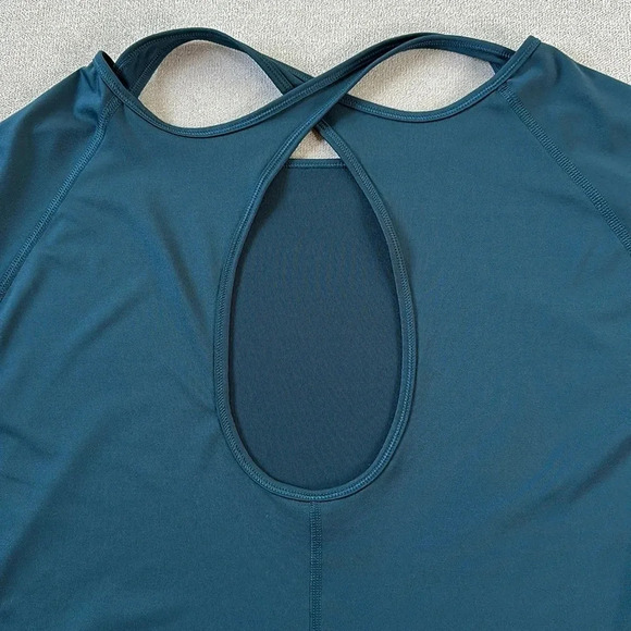 Under Armour women’s long sleeve work out top. Back cut out detail. Smal… - Picture 5 of 6